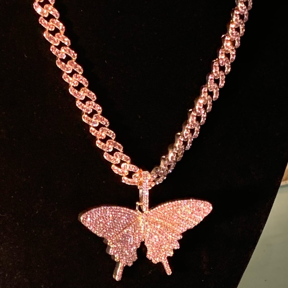Cuban link Necklace with butterfly pendant - Picture 5 of 9